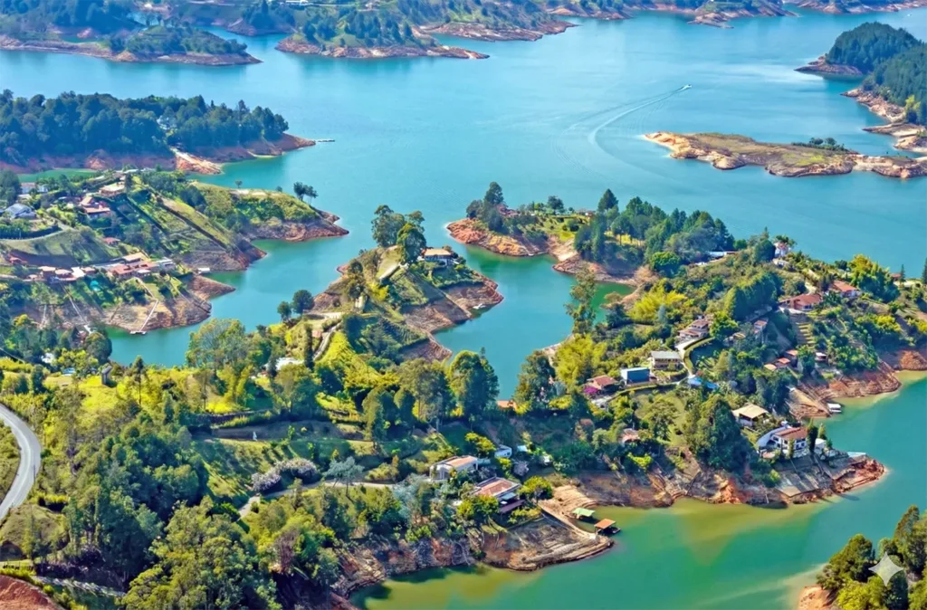 guatape-medellin-comuna-13-regata02