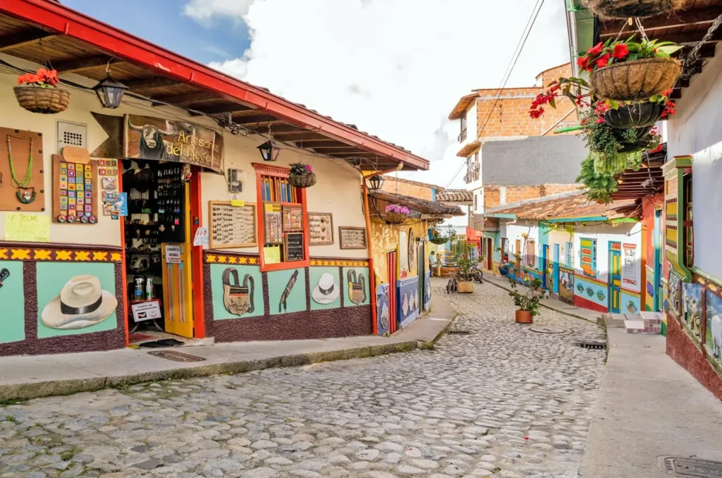 guatape-medellin-comuna-13-regata04